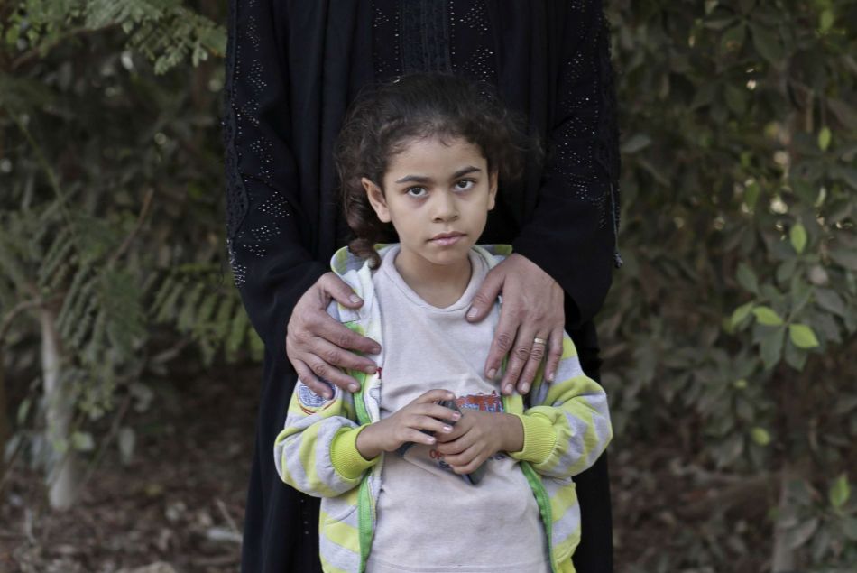 Hamdeya Nazmy, victime de MGF dans son enfance, pose avec sa fille de cinq ans Demyana en Egypte.