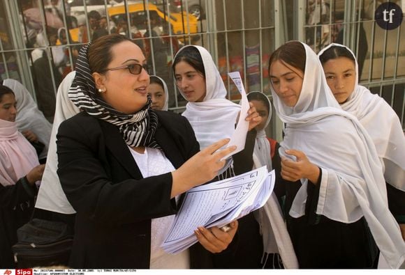 La candidate Shukria Barakzai distribue des tracts de sa campagne à des étudiantes en août 2005 à Kaboul.