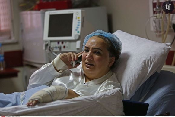 Shukria Barakzai hospitalisée après l'attentat-suicide contre son véhicule le 16 novembre 2014.