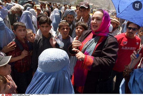 Shukria Barakzai s'adresse à la foule en août 2005.