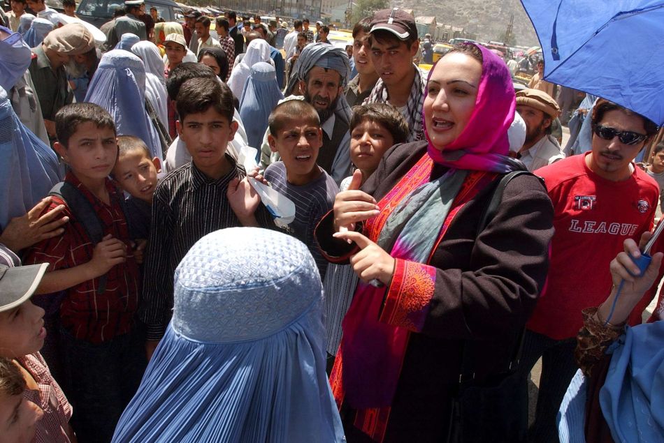 Shukria Barakzai s'adresse à la foule en août 2005.