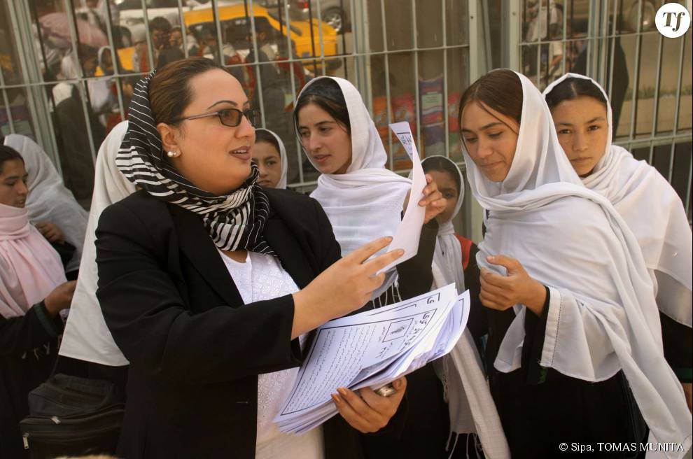  Shukria Barakzai avec des étudiantes de Kaboul. 