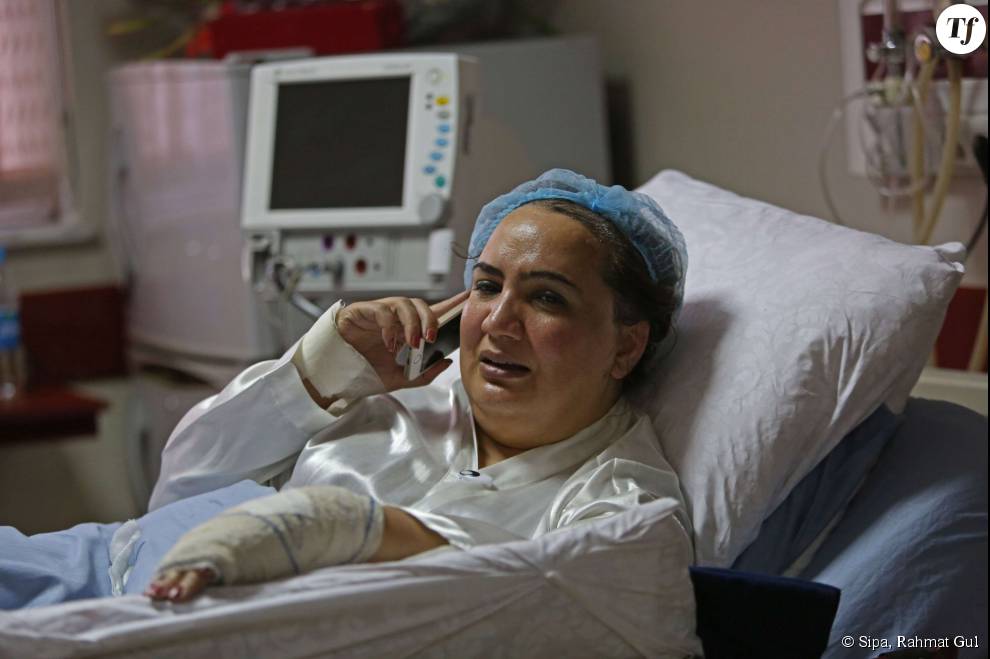  Shukria Barakzai au téléphone lors de son hospitalisation en 2014. 