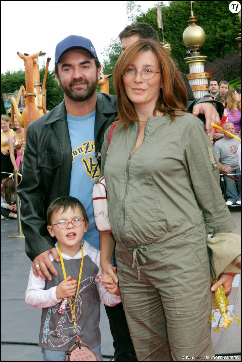 Bruno Solo, sa femme enceinte de leur fille, et leurs fils en 2004