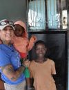 Kinessa Johnson ne fait pas que la chasse aux vilains, sur place elle se porte aussi volontaire auprès des populations locales, comme ici lors d'une mission pour un orphelinat.