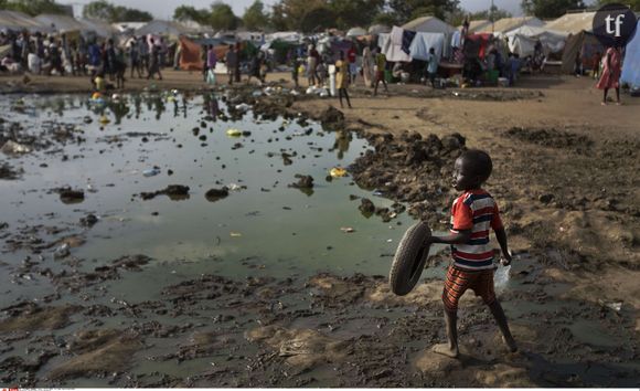 Un jeune garçon tient un pneu utilisé comme jouet le 29 décembre 2013 à Djouba au Soudan du Sud.