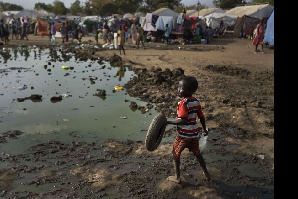 Un jeune garçon tient un pneu utilisé comme jouet le 29 décembre 2013 à Djouba au Soudan du Sud.
