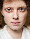 Maquillage : fard orange et mascara blanc au défilé Alexander McQueen automne-hiver 2015-2016.