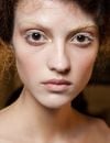 Maquillage : mascara blanc et fard doré au défilé Alexander McQueen automne-hiver 2015-2016.
