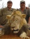 Walter Palmer pose avec un autre lion que Cecil