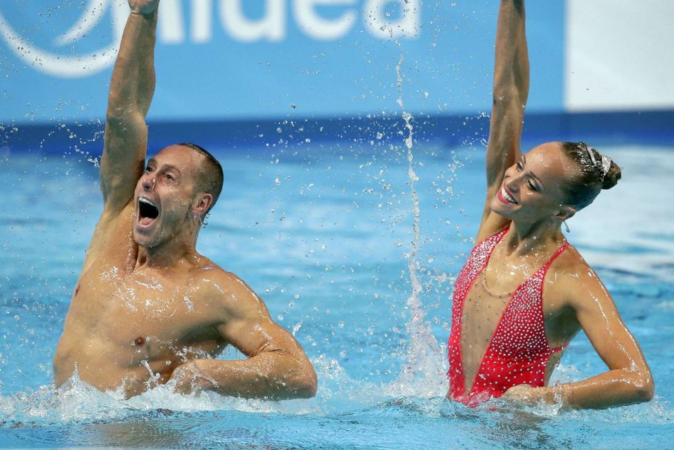 Bill May et sa partenaire Christina Jones sont devenus le premier couple mixte à remporter les championnats du monde de natation synchronisée.