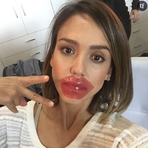 Sur Instagram, Jessica Alba s'affiche avec son lip patch !