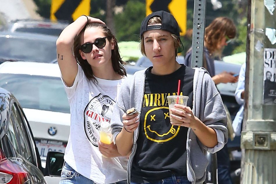 Kristen Stewart et sa supposée petite-amie Alicia Cargile se promènent à Silverlake, le 6 juin 2015. 