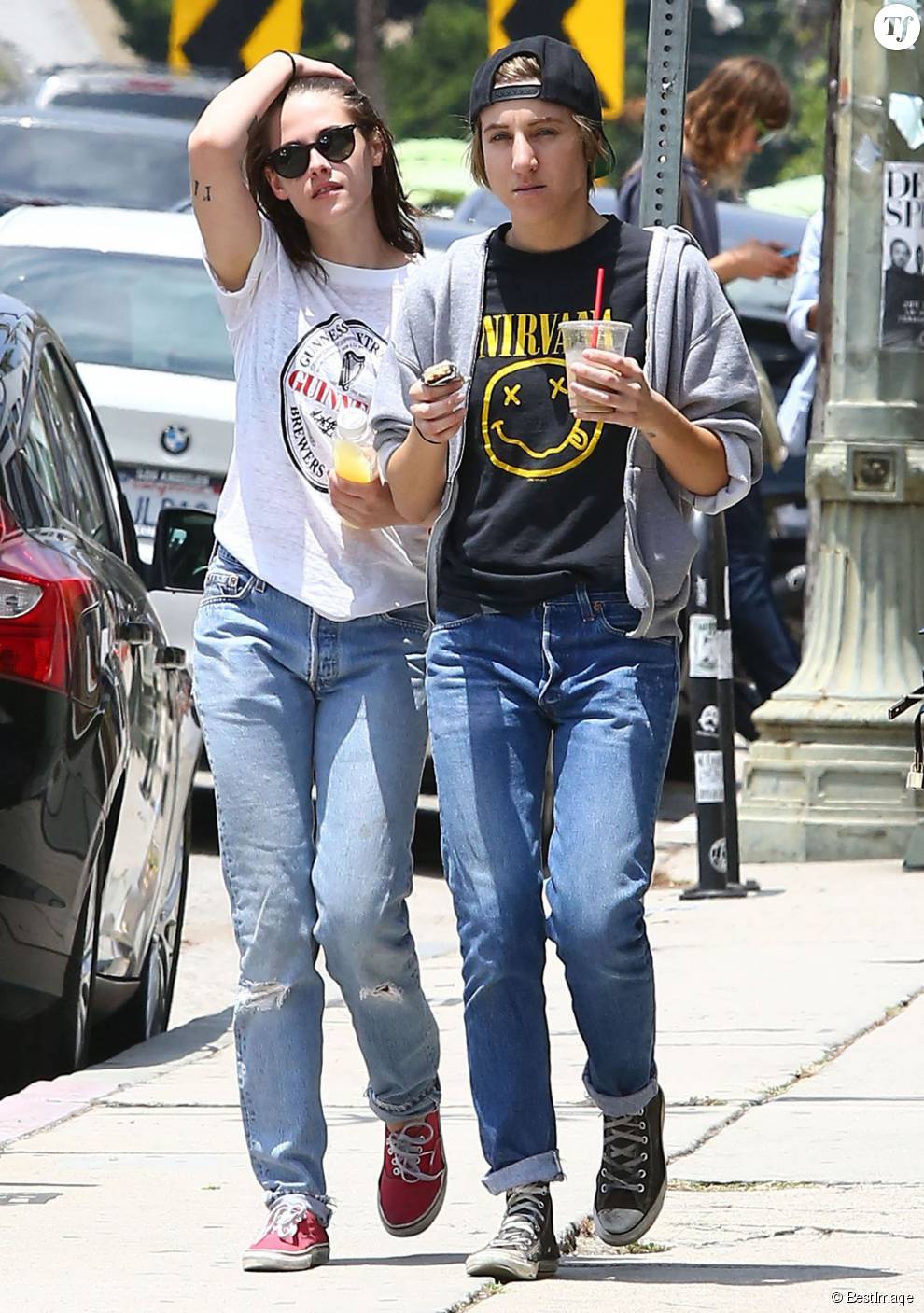  Kristen Stewart et sa supposée petite-amie Alicia Cargile se promènent à Silverlake, le 6 juin 2015.  