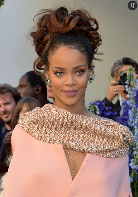 Rihanna et sa queue de cheval bouclée au dernier défilé de la maison Dior.