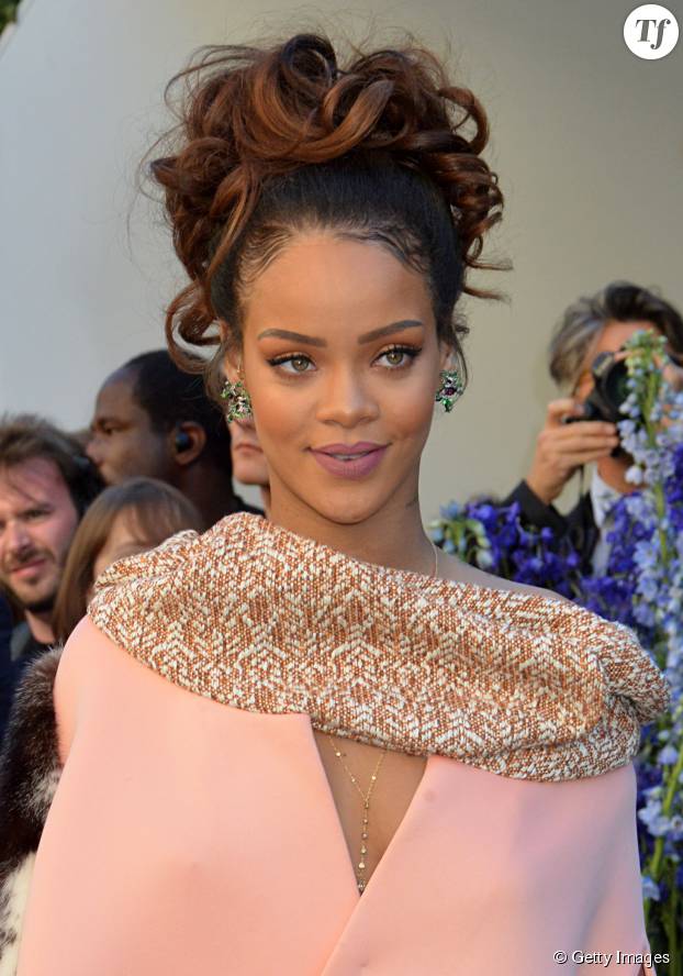 Rihanna et sa queue de cheval bouclée au dernier défilé de la maison Dior.
