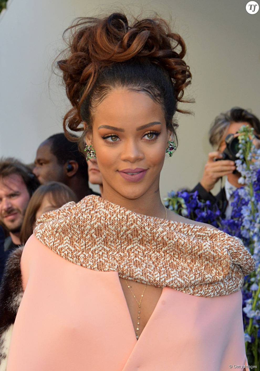 Rihanna et sa queue de cheval bouclée au dernier défilé de la maison Dior.
