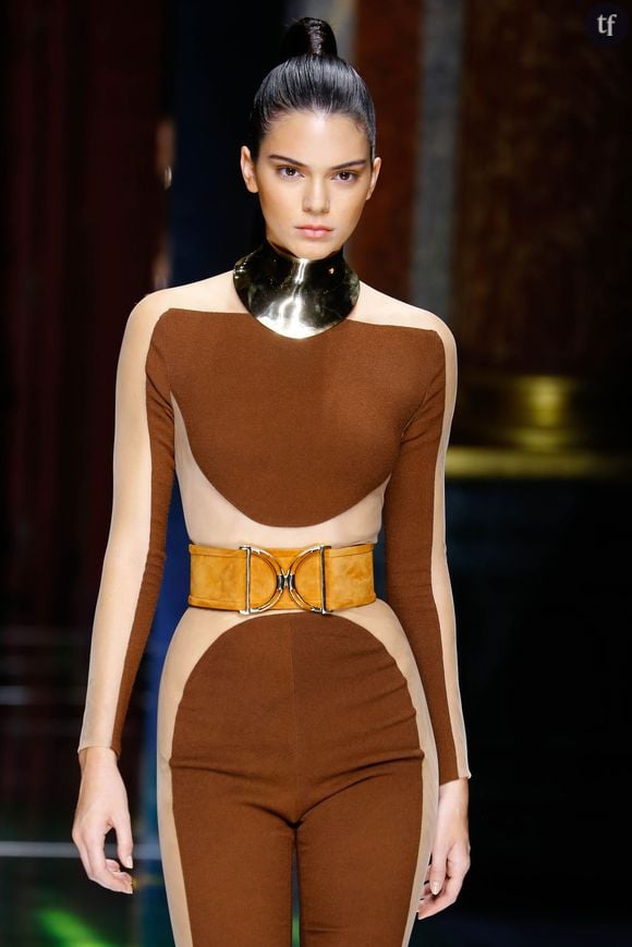 Kendall Jenner et sa fabuleuse queue de cheval haute au défilé Balmain.