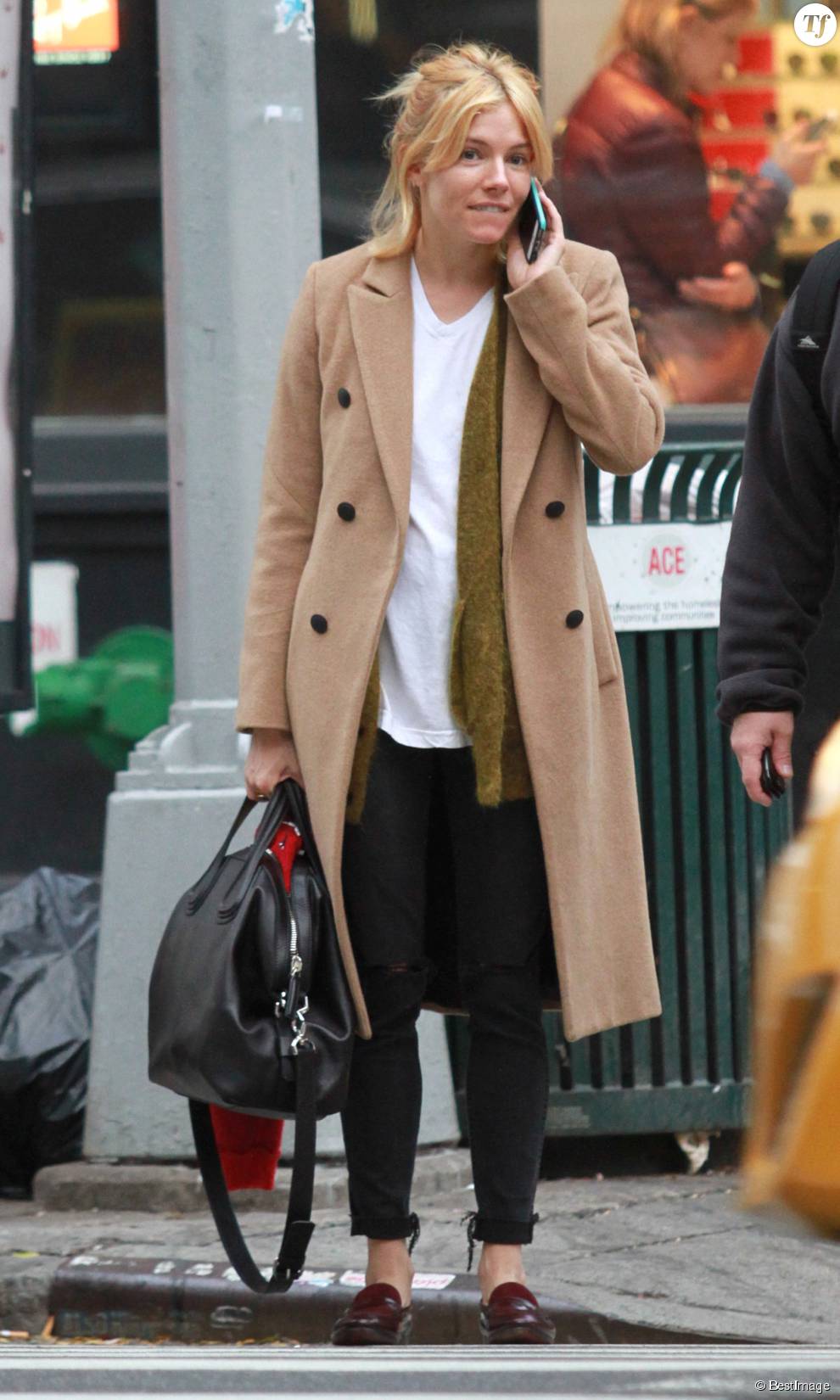   Sienna Miller sans maquillage, téléphone en marchant à New York le 24 octobre 2015.  