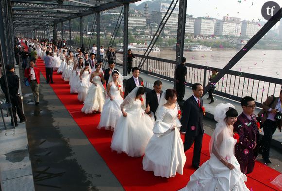 Des couples en train de se marier ne Chine