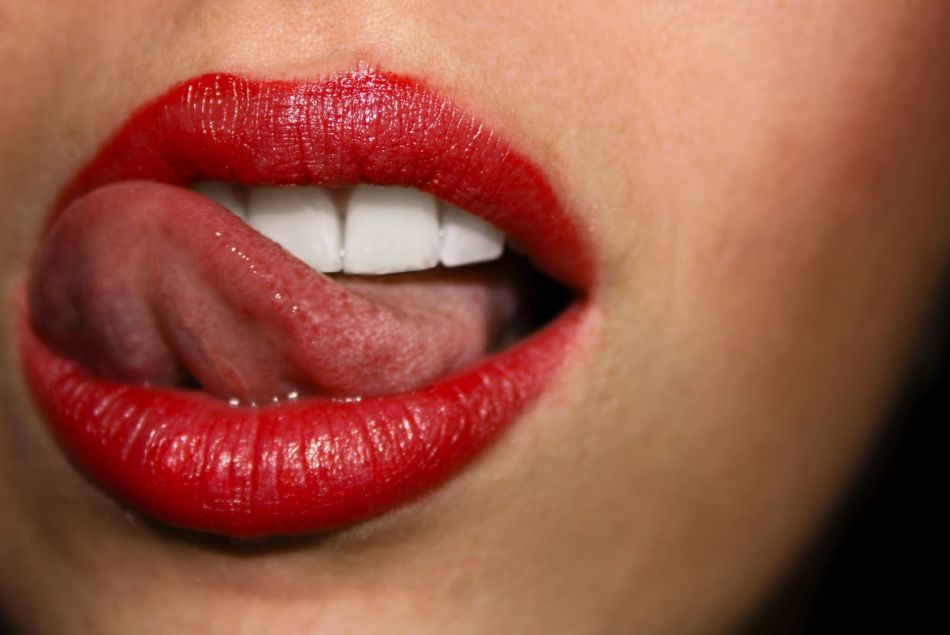 Voici 8 trucs sexy et très inattendus à faire avec sa langue...