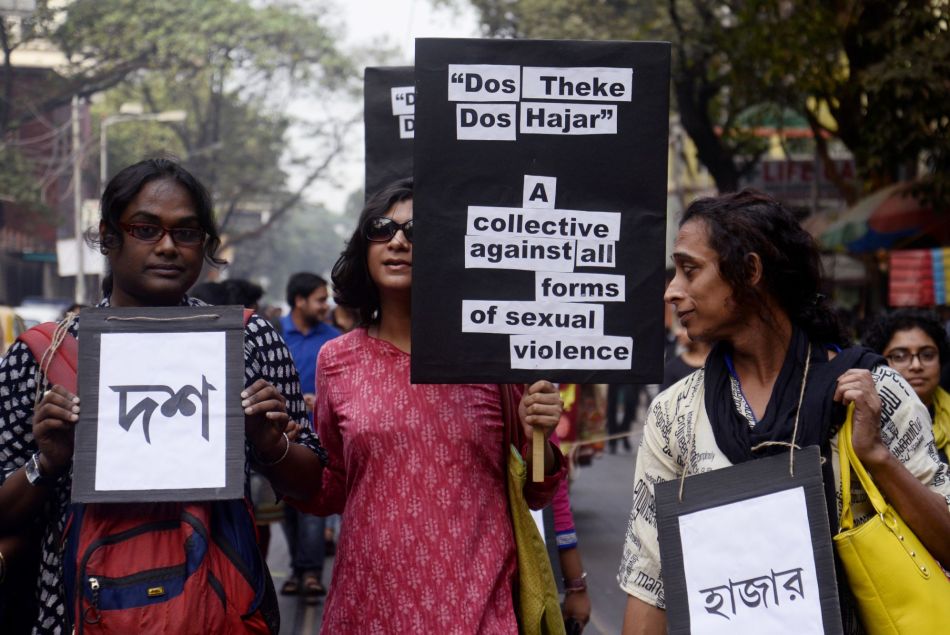 Des femmes manifestent à Delhi contre le cauchemar des violences sexuelles en Inde, où une femme est violée toutes les 22 min.