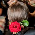 Un chignon classique agrémenté d'une belle rose rouge. Une idée très estivale à copier sans hésiter!