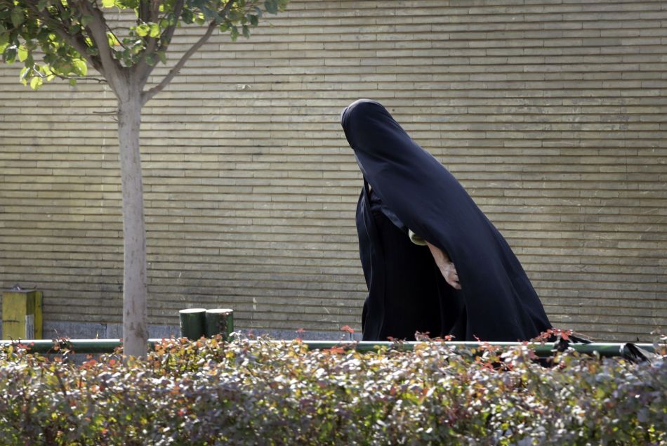 Femme voilée le 18 otobre 2015 à Téhéran en Iran