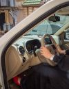 Madeha Al-Ajroush au volant d'une voiture pour lutter contre l'interdiction de conduire qui frappe les femmes en Arabie Saoudite