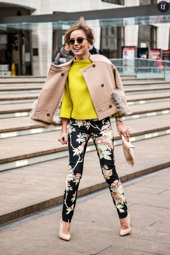 Lookée en pantalon fleuri et top coloré