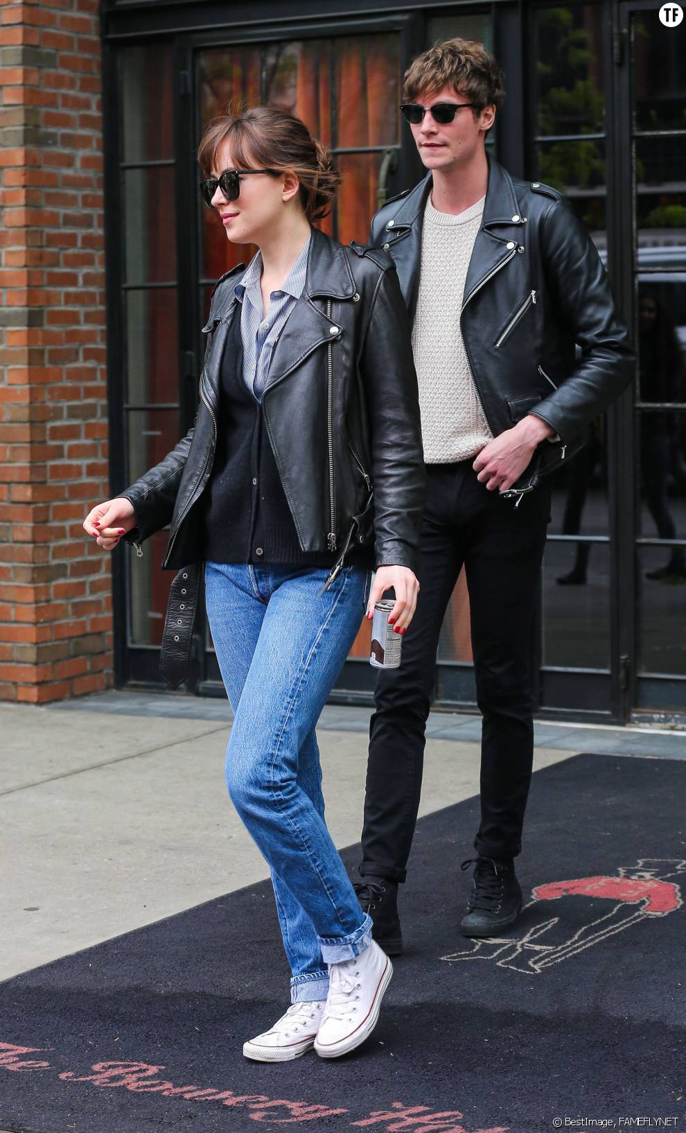 Dakota Johnson et son compagnon Matthew Hitt se promènent en amoureux dans les rues de New York