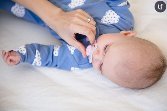 Remettre la tétine et quitter la chambre