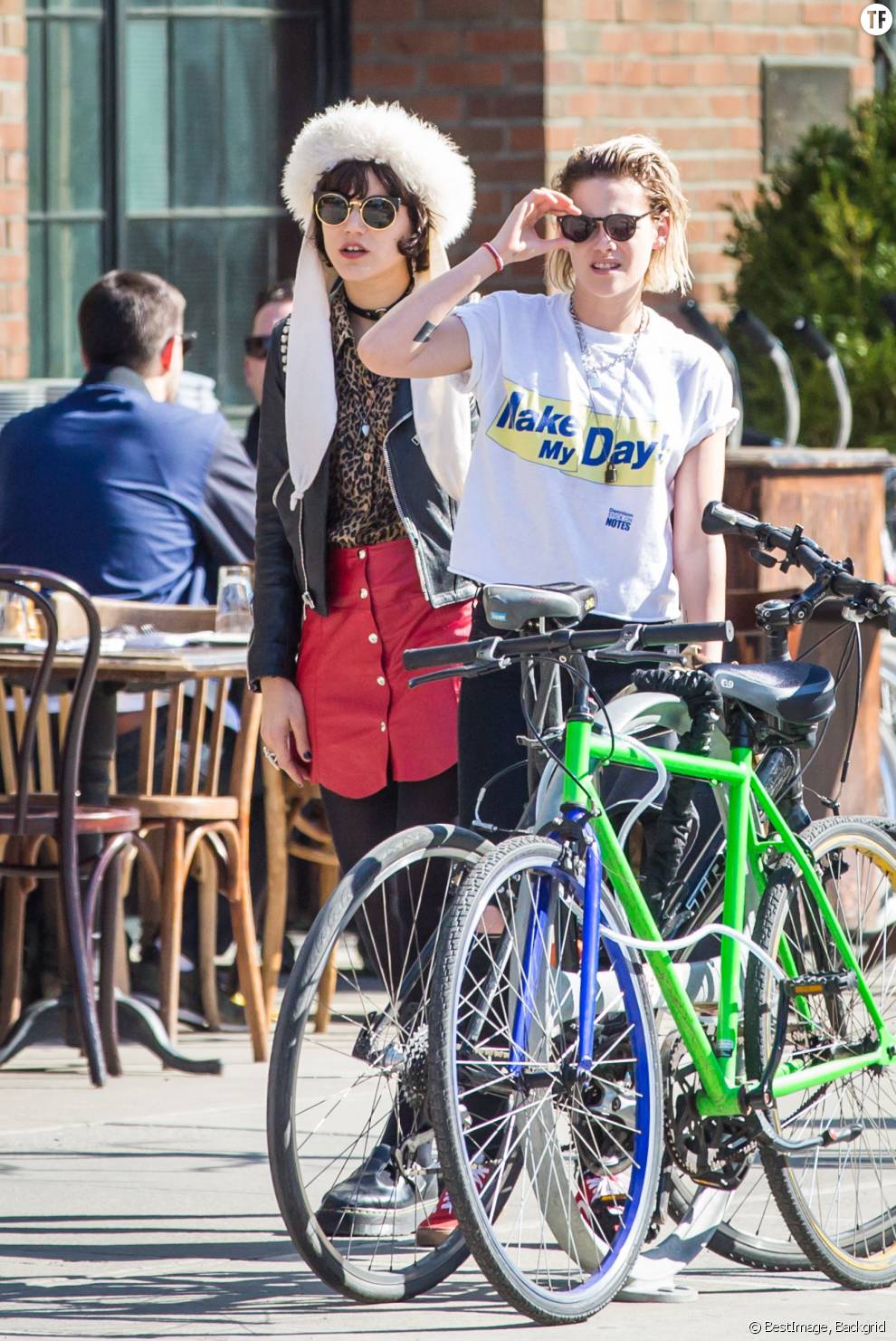 Kristen Stewart avec son ex petite-amie Soko dans les rues de New York le 13 avril 2016