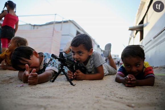 Jeunes enfants jouant à la guerre