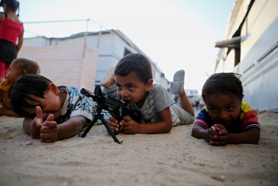 Jeunes enfants jouant à la guerre