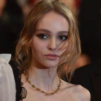 Lily-Rose Depp : elle craque après Cannes, son amoureux Ash Stymest la réconforte (photos)