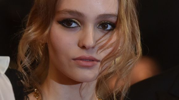 Lily-Rose Depp : elle craque après Cannes, son amoureux Ash Stymest la réconforte (photos)