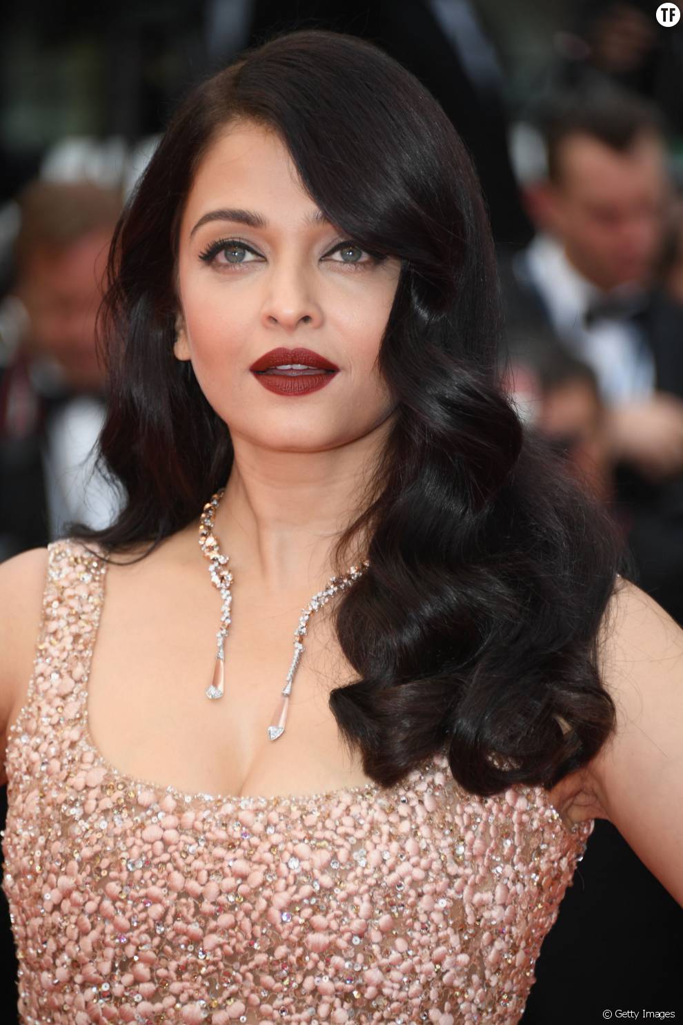 L&#039;indienne Aishwarya Rai opte pour un rouge à lèvres mat, histoire d&#039;éblouir le tapis rouge à Cannes.
