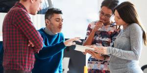 Égalité femmes-hommes : les mères actives pénalisées par le "coût de la maternité"