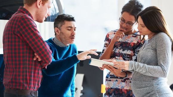 Égalité femmes-hommes : les mères actives pénalisées par le "coût de la maternité"