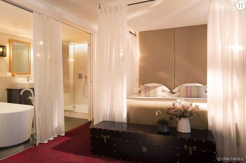 Des rideaux à baldaquin pour une nuit de rêve à l&#039;hôtel Molière à Paris.