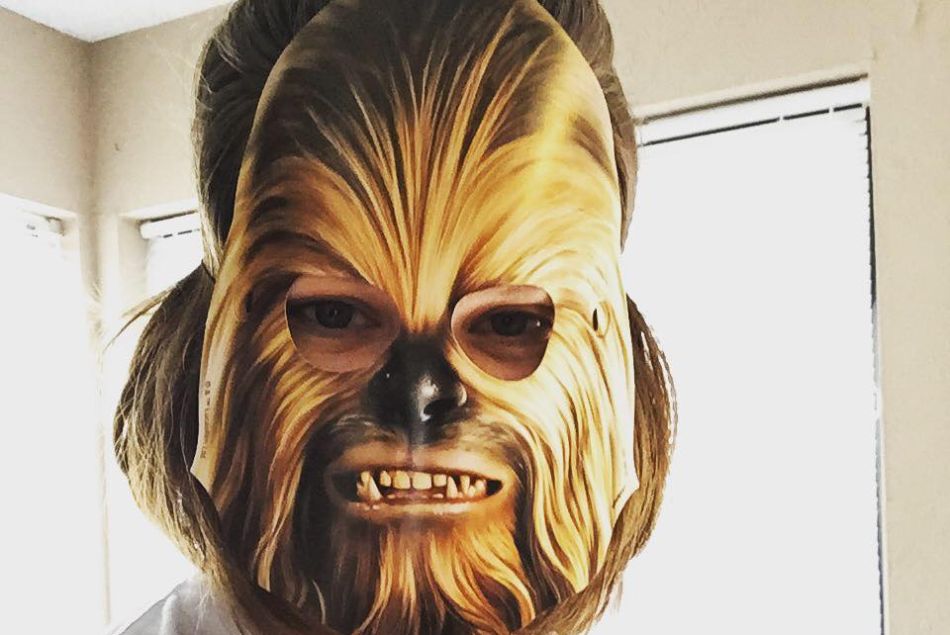 Candace Payne a déclenché un buzz inattendu sur Facebook en essayant un masque de Chewbacca en direct devant les internautes.