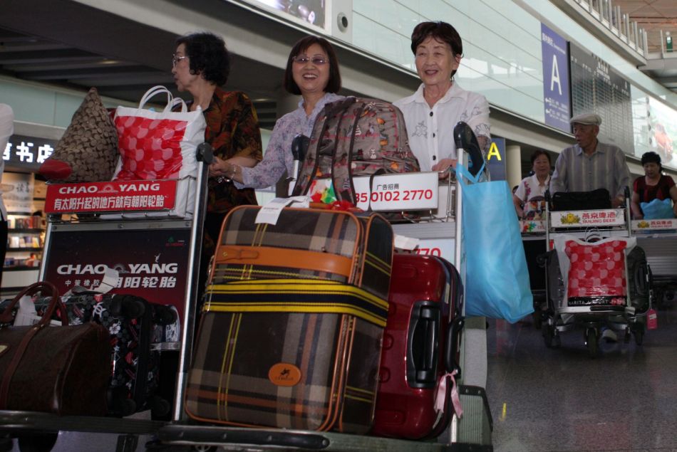 Des touristes arrivent à l'aéroport de Pékin, en Chine