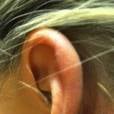 Tatouage derrière l'oreille : hirondelle