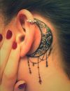 Tatouage derrière l'oreille : une fleur de lotus et une lune