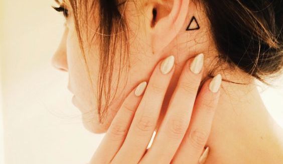 15 idées de jolis tatouages à glisser derrière son oreille