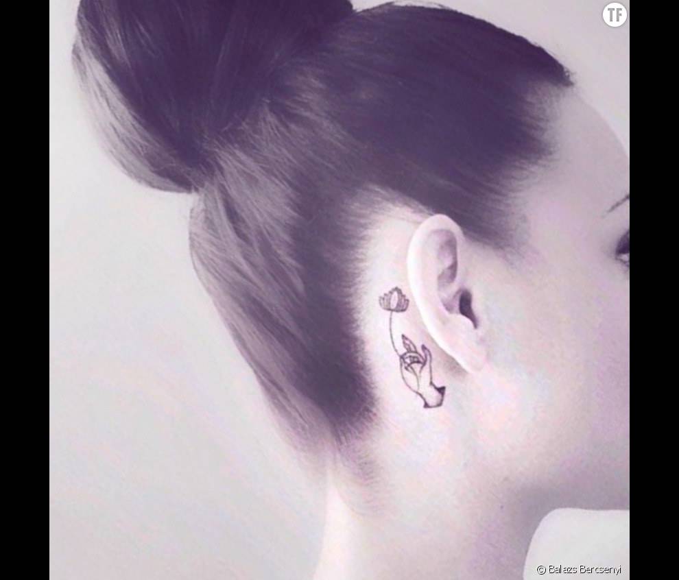 Tatouage derrière l&#039;oreille : fleur