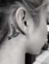 Tatouage derrière l'oreille : colibri
