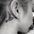 Tatouage derrière l'oreille : colibri