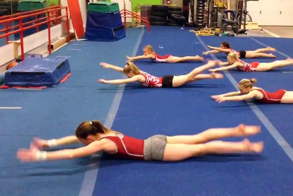 L'entraînement intensif des gymnastes pour renforcer les abdominaux